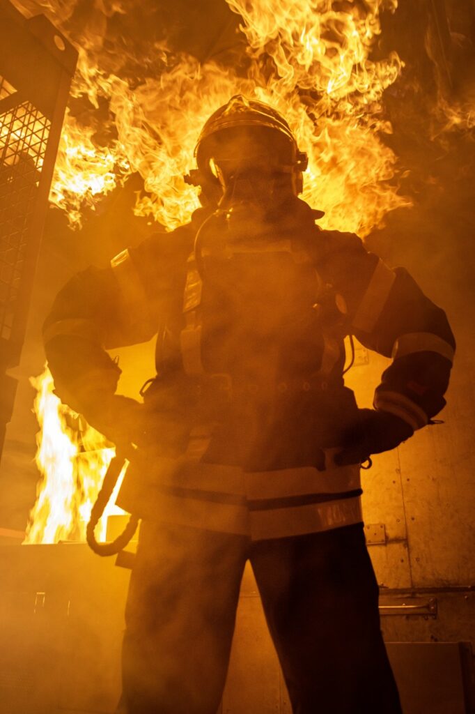 Pompier devant immeuble en feu